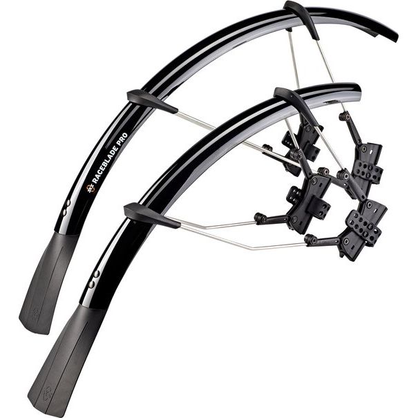 Zwarte SKS Raceblade Pro spatbordset voor 28-inch fietsen, PVC materiaal, 25 mm breed, beschermt tegen modder en water