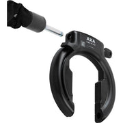 Zwart Axa Imenso Large ART 2 ringslot van 75 mm voor extra fietsbeveiliging, zichtbaar op de afbeelding.