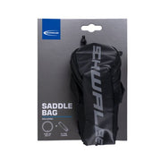 Schwalbe zadeltas met binnenband SV17 en twee bandenlichters, geschikt voor fietsreparaties en opslag.