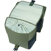 Basil Go dubbele fietstas 32 liter waterafstotend met reflecterende details voor fietsers, bevestigd aan een fiets.