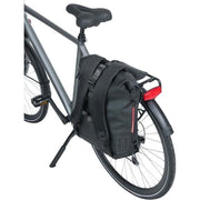 Basil Soho Nordlicht fietsrugzak van 17 liter, waterdicht, met verstelbare schouderriemen en reflecterende details, zwart.