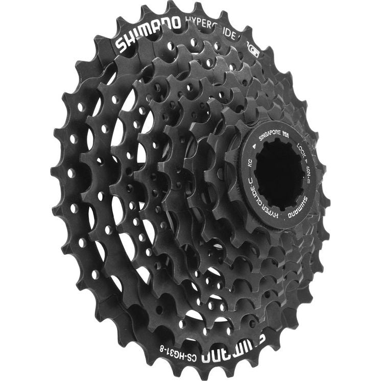 Shimano Altus HG31 8-speed cassette voor mountainbikes en racefietsen, zichtbaar met tandwielen en vergrendelingsring.