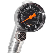SKS aluminium voetpomp met manometer, 22 bar, voor het oppompen van fietsbanden, zichtbaar in de afbeelding.
