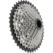 Shimano Deore XT CS-M8000 11-speed cassette met metalen tanden en zwart ontwerp, geschikt voor mountainbikes en gravel.