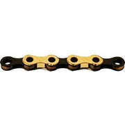 Gouden en zwarte KMC X12 12-speed ketting met 126 schakels voor racefietsen, gelegd op een lichte achtergrond