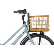 Basil Green Life rotan fietsmand met ecologisch rotan en handvat, geschikt voor fietsaccessoires en boodschappen.