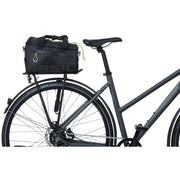 Basil Miles Trunkbag bagagedragertas, 7 liter waterdicht, stevige tas voor fietsbagage op de bagagedrager, zwart en compact.