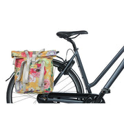 Basil Bloom Field fietstas enkel, 15-20 liter, gerecycled PET, zwart met kleurrijke bloemenprint, geschikt voor fietsgebruik