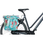 Basil Bloom Field fietstas, enkel, 15-20 liter, gemaakt van gerecycled PET, met bloemenprint en stevige handvatten