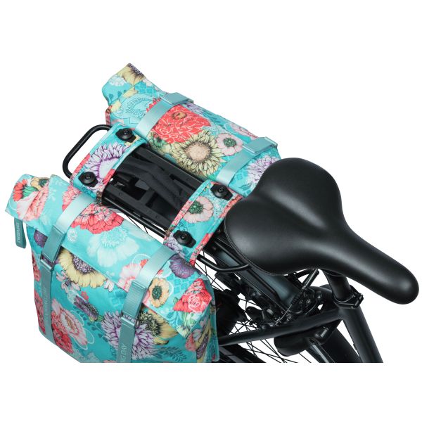 Basil Bloom Field dubbele fietstas van 28-35 liter, waterdicht en geschikt voor fietsen, met kleurrijk bloemenpatroon.