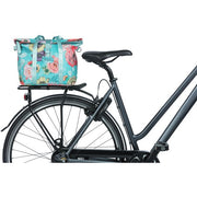 Basil Bloom Field MIK waterdichte fietstas voor enkel, 11 liter, in groene bloemenprint, bevestiging aan fietsframe