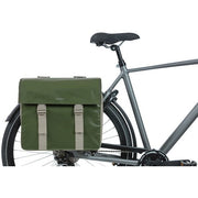 Dubbele Basil Urban Load fietstas met 48-53 liter capaciteit, geschikt voor universele bagagedragers op een fiets.