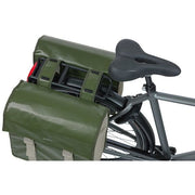 Dubbele Basil Urban Load fietstas van 48-53 liter, geschikt voor universele bagagedragers, zwart en waterbestendig.