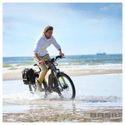 Basil Miles dagrugzak waterdichte fietstas met hook-on systeem en verstelbare schouderbanden, geschikt voor fietsen en dagelijks gebruik.