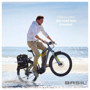 Basil Miles Daypack waterdichte fietstas met hook-on systeem, zwarte fietsrugzak met verstelbare schouderriemen en reflectie details