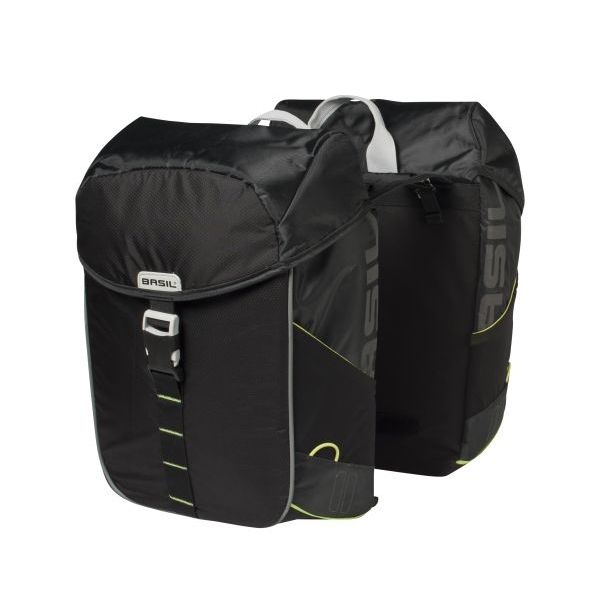 Basil Miles dubbele fietstas van 34 liter, waterdicht en geschikt voor aan fietsdragers, zwart met reflecterende details.