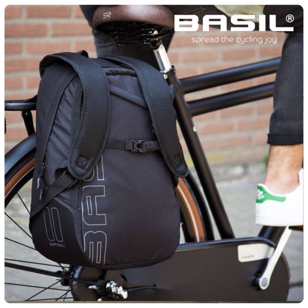 Basil fietsrugzak Flex, 17 liter, zichtbaar met ritssluiting en verstelbare schouderbanden, op een fietser gedragen