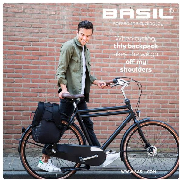 Basil fietsrugzak Flex 17 liter met verstelbare schouderbanden en waterdichte stof, zichtbaar met 33 x 17 x 52 cm afmetingen.