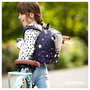 Basil Stardust 8 liter fietsrugzak Nightshade Hook On, zwart met reflecterende details, voor veilig fietsen.