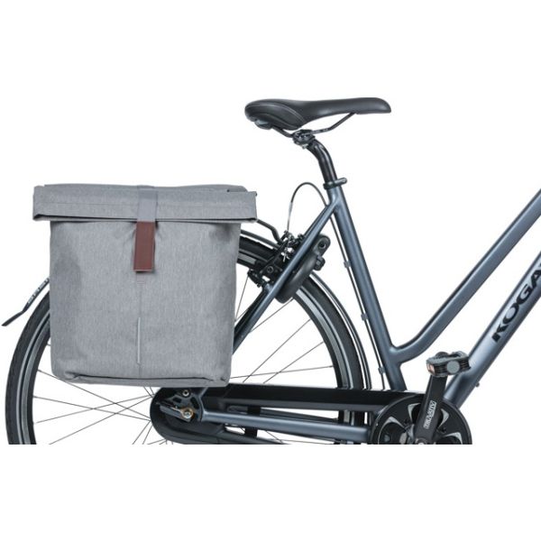 Dubbele Basil City fietstas van 28-32 liter met universeel bevestigingssysteem voor fietsbrug, waterbestendig en praktisch.