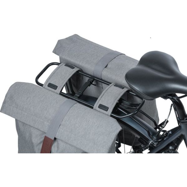 Dubbele Basil City fietstas van 28-32 liter met universele brug, zwart, waterbestendig en geschikt voor stadsfietsen.