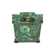 Basil Ever-Green fietsrugzak met waterafstotende buitenkant en hook-on bevestiging, gemaakt van 40% gerecycled PET, in groen.