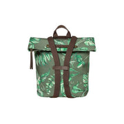 Basil Ever-Green fietsrugzak van gerecycled PET met waterafstotende stof en hook-on bevestiging, zwart en compact.