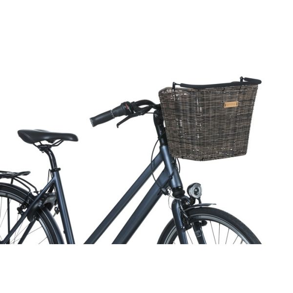 Basil Bremen fietsmand in rotanlook, kunststof, afneembaar, geschikt voor fietsgebruik, duurzame en stijlvolle fietstassen.