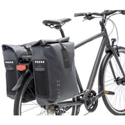 Dubbele fietstas van New Looxs Varo Racktime, 40 liter, grijs, geschikt voor achterop de fiets en met stevige handgrepen.