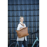 Nieuwe Looxs Verla leren fietstas met 21 liter inhoud, geschikt voor laptop, en een compacte enkel design.
