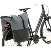 Nieuwe Looxs Nyborg dubbele fietstas van 34 liter met rolsluiting, geschikt voor fietsgebruik, zichtbaar met dubbele compartimenten.