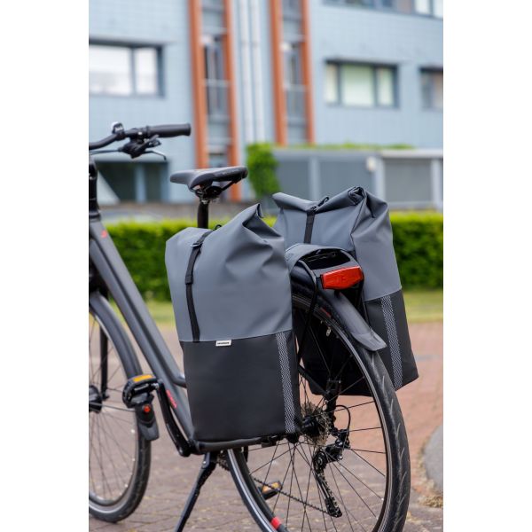 Dubbele fietstas van New Looxs Nyborg met rolsluiting, 34 liter capaciteit, stevig en waterbestendig voor dagelijks gebruik