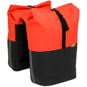 Dubbele New Looxs Nyborg fietstas met rolsluiting en 34 liter capaciteit, gemaakt van waterbestendig materiaal.