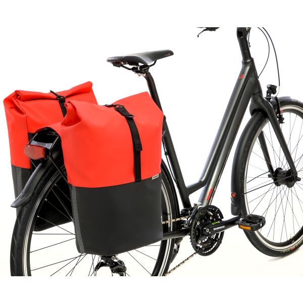 Dubbele fietstas New Looxs Nyborg met rolsluiting, 34 liter, geschikt voor fietsdragers en geschikt voor dagelijks gebruik.