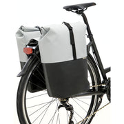 Dubbele fietstas van New Looxs Nyborg met rollsluiting en 34 liter capaciteit, geschikt voor rackdragers en fietsen.