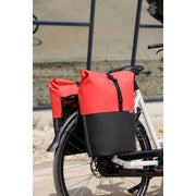 Dubbele fietstas van New Looxs Nyborg MIK, roltop ontwerp met 34 liter capaciteit, geschikt voor dubbele fietsendragers.