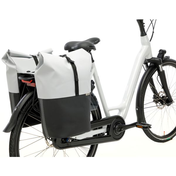 Dubbele fietstas van New Looxs Nyborg MIK, 34 liter, met waterdichte materialen en stevige bevestiging voor veilige fietstocht.