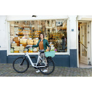 Nieuwe Looxs Clipper RT 28 liter fietskrat op fietsrack, ruime en duurzame fietsmand voor praktische bagageopslag.