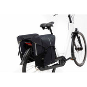 Zwarte New Looxs Sport Double MIK 2.0 dubbele fietstas met 40 liter capaciteit, bevestigd aan fietsframe