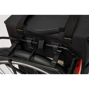 Dubbele fietstas van New Looxs Tulum Camella met 26 liter capaciteit, gemaakt van 100% gerecycled polyester, bevestigd aan fiets.