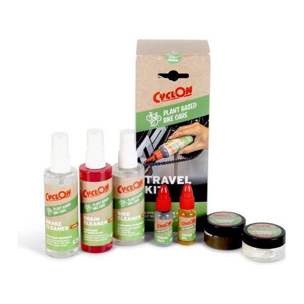CyclOn plant-based reis set met schoonmaakproducten, inclusief benodigdheden voor onderweg, in een compacte reisset.