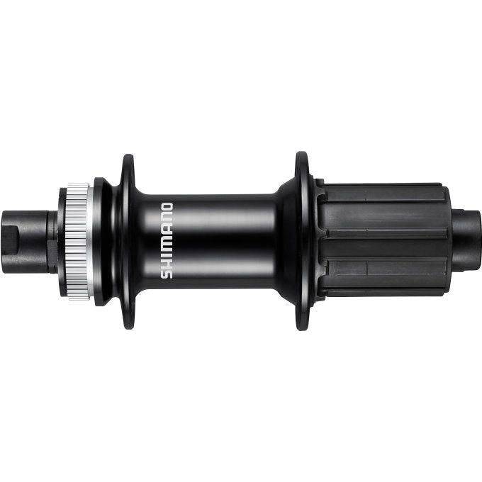 Shimano FH-RS470 achternaaf voor 10/11-speed met center-lock en 12 mm steekas, zichtbaar met schakelkettingindicator.