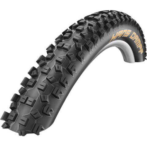 Schwalbe Hans Dampf Addix Performance MTB vouwband 26 x 2.35" op fiets, geschikt voor mountainbiken, met profiel en rubber textuur.