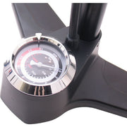 Edge Tyfoon 18 Bar hogedrukpomp met manometer, hoogwaardige hogedrukpomp voor drukwerk en reiniging, zichtbaar met drukmeter en handvat.