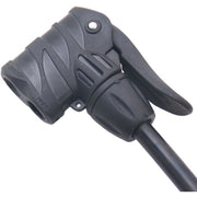 Edge Tyfoon 18 Bar hogedrukpomp met manometer, robuuste hogedrukpomp voor tuin- en werkplaatsgebruik, zichtbaar met drukmeter.