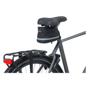 Zwarte Basil Mada zadeltas van 1 liter met verstelbare riem, geschikt voor fietstassen en dagelijks gebruik.