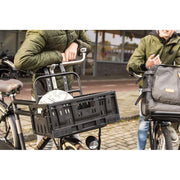 Zwarte Steco fietsmand krat 40x30x17 cm met klap voor bagage en accessoires, geschikt voor fietsgebruik