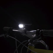 Zwarte Cateye HL-EL135N LED koplamp op batterijen, zichtbaar met lamp en batterijen in beeld