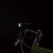 Zwarte Cateye HL-EL135N LED koplamp op batterijen met verstelbare band en heldere verlichting voor fietsgebruik