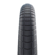 Zwarte Schwalbe Big Apple Raceguard MTB-band 28x2.35" met reflectie, geschikt voor mountainbikes, op een witte achtergrond.